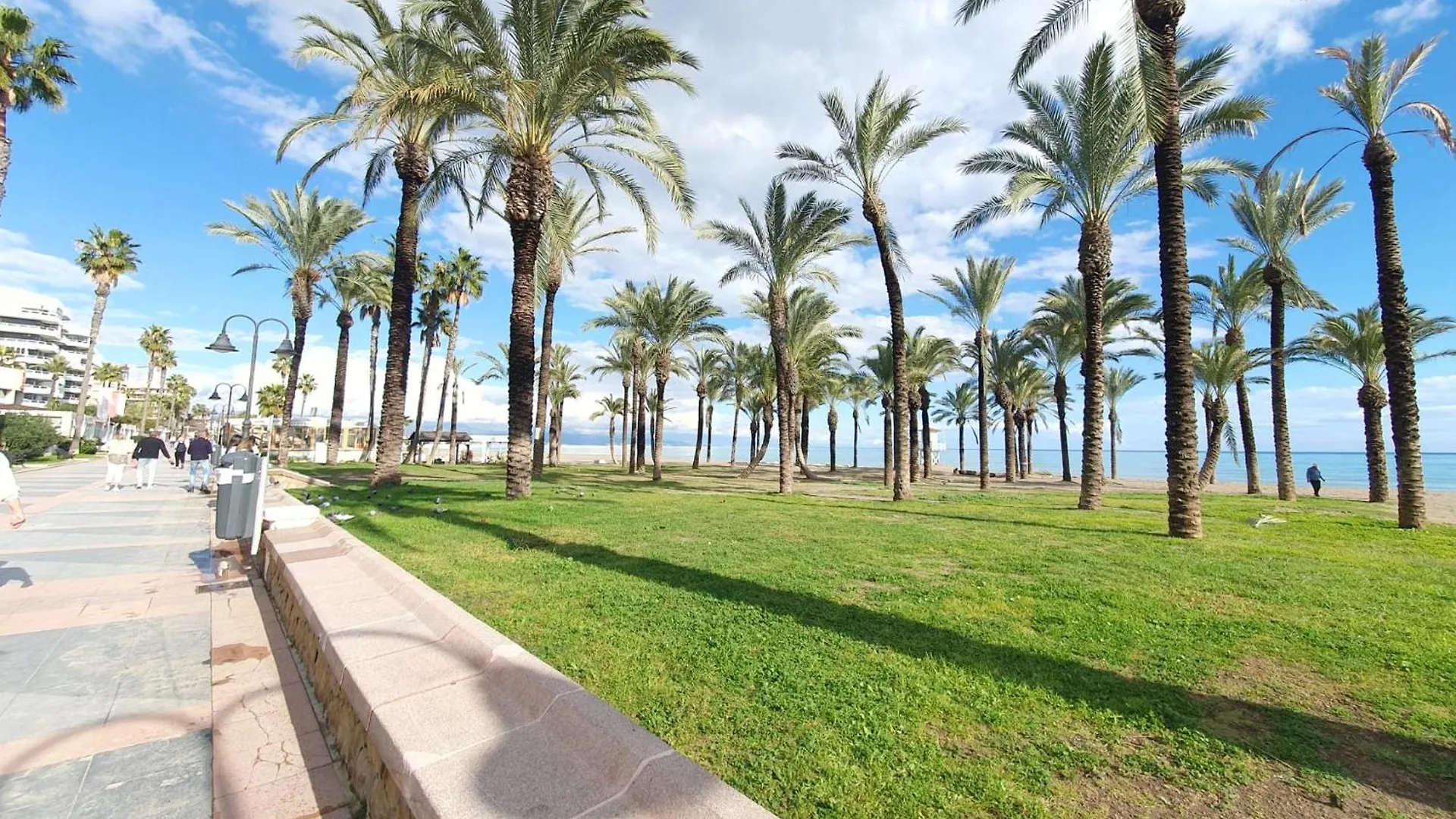 Primera Linea De Playa Con Vistas Al Mar Con Garaje B Torremolinos Spain